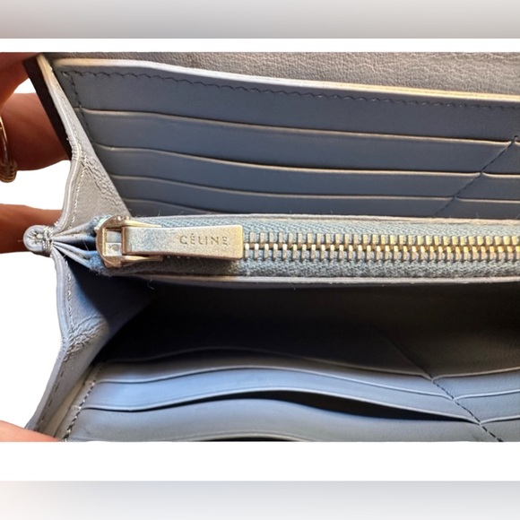 CELINE RARE LARGE PERIWINKLE PEBBLED LEATHER WALLET - Picture 7 of 15